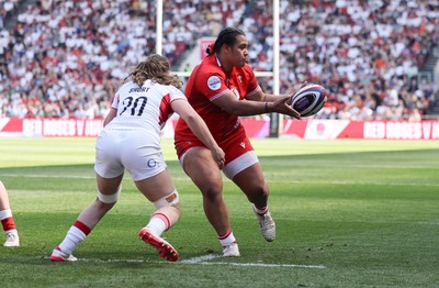 250426 - England v Wales, 2026 Guinness Women’s 6 Nations - Sisilia Tuipulotu of Wales charges forward to set up a try for Kelsey Jones of Wales