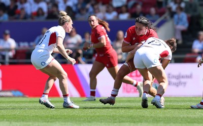 250426 - England v Wales, 2026 Guinness Women’s 6 Nations - Jorja Aiono of Wales takes on Helena Rowland of England 