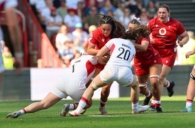 250426 - England v Wales, 2026 Guinness Women’s 6 Nations - Jorja Aiono of Wales takes on Mackenzie Carson of England and Demelza Short of England 