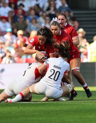 250426 - England v Wales, 2026 Guinness Women’s 6 Nations - Jorja Aiono of Wales takes on Mackenzie Carson of England and Demelza Short of England 