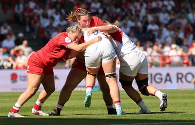 250426 - England v Wales, 2026 Guinness Women’s 6 Nations - Kelsey Jones of Wales and Gwenllian Pyrs of Wales combine to tackle