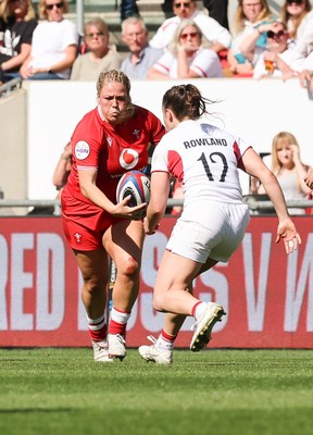 250426 - England v Wales, 2026 Guinness Women’s 6 Nations - Kelsey Jones of Wales takes on Helena Rowland of England 