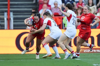 250426 - England v Wales, 2026 Guinness Women’s 6 Nations - Courtney Keight of Wales takes on Jess Breach of England 