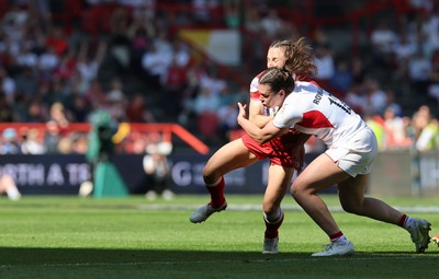250426 - England v Wales, 2026 Guinness Women’s 6 Nations - Jasmine Joyce of Wales and Helena Rowland of England compete for the ball