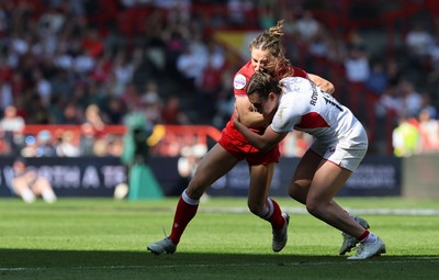250426 - England v Wales, 2026 Guinness Women’s 6 Nations - Jasmine Joyce of Wales and Helena Rowland of England compete for the ball
