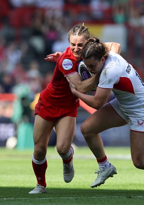 250426 - England v Wales, 2026 Guinness Women’s 6 Nations - Jasmine Joyce of Wales and Helena Rowland of England compete for the ball