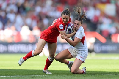 250426 - England v Wales, 2026 Guinness Women’s 6 Nations - Jasmine Joyce of Wales and Helena Rowland of England compete for the ball