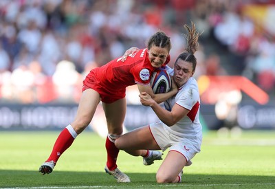 250426 - England v Wales, 2026 Guinness Women’s 6 Nations - Jasmine Joyce of Wales and Helena Rowland of England compete for the ball