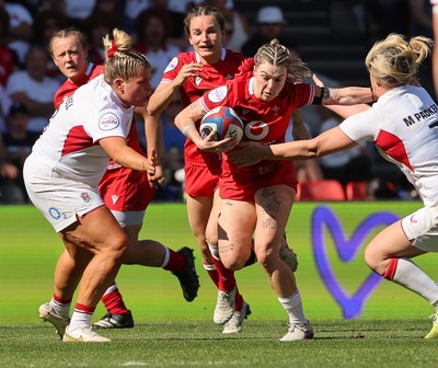 250426 - England v Wales, 2026 Guinness Women’s 6 Nations - Keira Bevan of Wales takes on Marlie Paker of England 