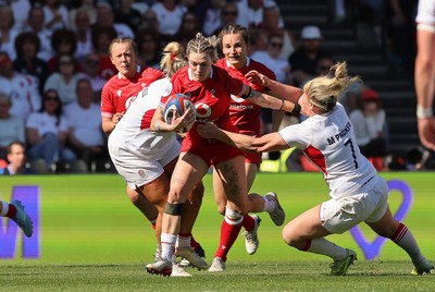 250426 - England v Wales, 2026 Guinness Women’s 6 Nations - Keira Bevan of Wales takes on Marlie Paker of England 