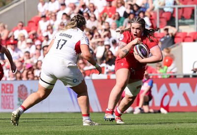 250426 - England v Wales, 2026 Guinness Women’s 6 Nations - Maisie Davies of Wales takes on Kelsey Clifford of England 