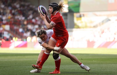 250426 - England v Wales, 2026 Guinness Women’s 6 Nations - Bethan Lewis of Wales looks to pass