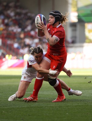 250426 - England v Wales, 2026 Guinness Women’s 6 Nations - Bethan Lewis of Wales looks to pass