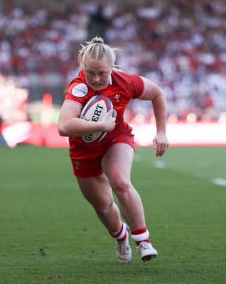 250426 - England v Wales, 2026 Guinness Women’s 6 Nations - Seren Lockwood of Wales dives in to score try