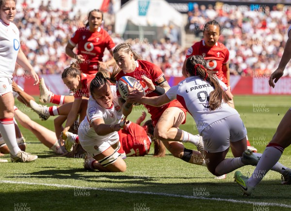 250426 - England v Wales, 2026 Guinness Women’s 6 Nations - Keira Bevan of Wales races in to score try