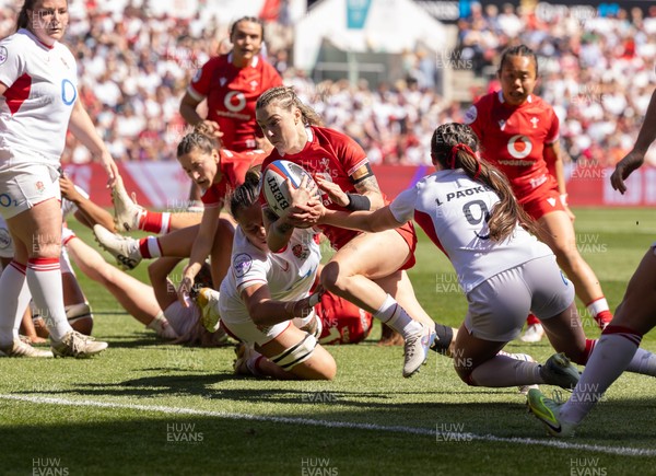 250426 - England v Wales, 2026 Guinness Women’s 6 Nations - Keira Bevan of Wales races in to score try