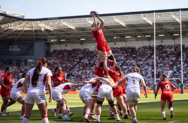 250426 - England v Wales, 2026 Guinness Women’s 6 Nations - Bethan Lewis of Wales wins a lineout