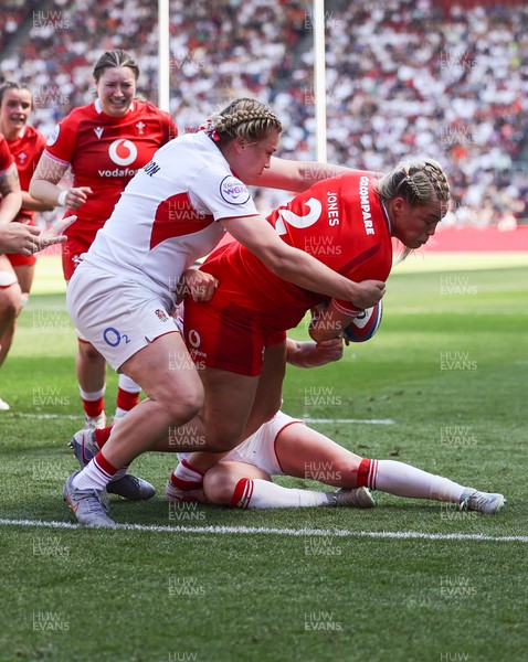 250426 - England v Wales, 2026 Guinness Women’s 6 Nations - Kelsey Jones of Wales powers over to score try