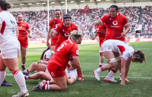 250426 - England v Wales, 2026 Guinness Women’s 6 Nations - Kelsey Jones of Wales powers over to score try