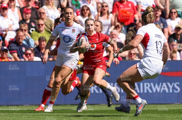 250426 - England v Wales, 2026 Guinness Women’s 6 Nations - Keira Bevan of Wales breaks away