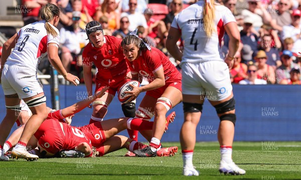 250426 - England v Wales, 2026 Guinness Women’s 6 Nations - Bryonie King of Wales looks to attack