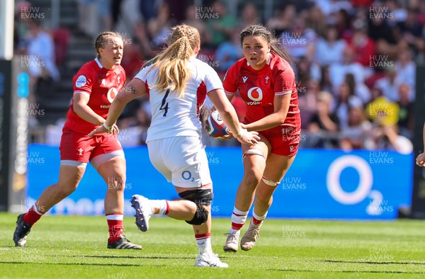 250426 - England v Wales, 2026 Guinness Women’s 6 Nations - Jorja Aiono of Wales takes on Abi Burton of England