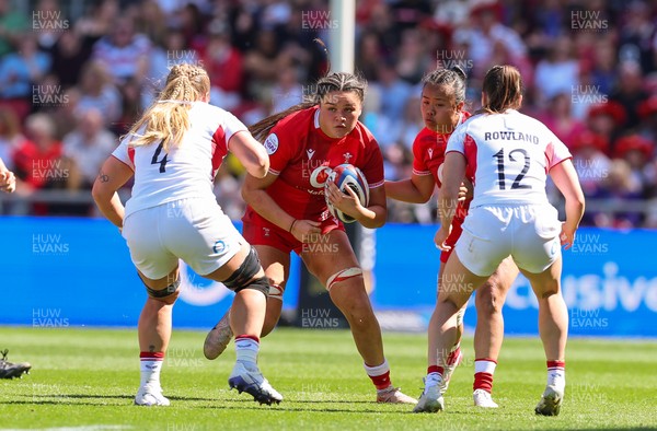 250426 - England v Wales, 2026 Guinness Women’s 6 Nations - Jorja Aiono of Wales takes on Abi Burton of England and Helena Rowland of England