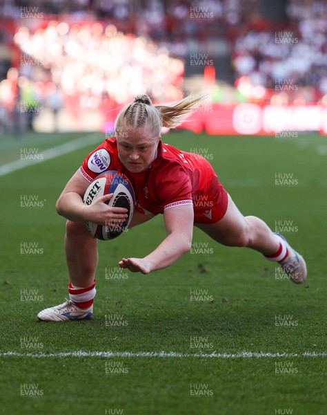 250426 - England v Wales, 2026 Guinness Women’s 6 Nations - Seren Lockwood of Wales dives in to score try
