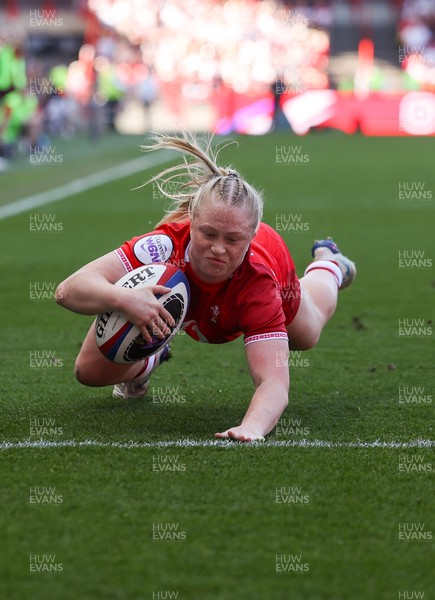 250426 - England v Wales, 2026 Guinness Women’s 6 Nations - Seren Lockwood of Wales dives in to score try