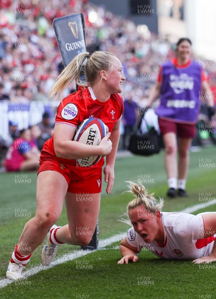 250426 - England v Wales, 2026 Guinness Women’s 6 Nations - Seren Lockwood of Wales dives in to score try