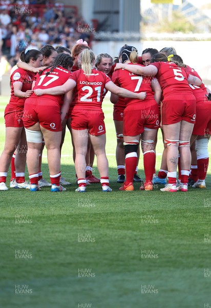 250426 - England v Wales, 2026 Guinness Women’s 6 Nations - Wales huddle up at the end of the match