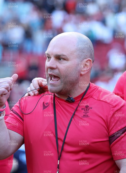 250426 - England v Wales, 2026 Guinness Women’s 6 Nations - Sean Lynn, Wales Women head coach speaks to the players at the end of the match