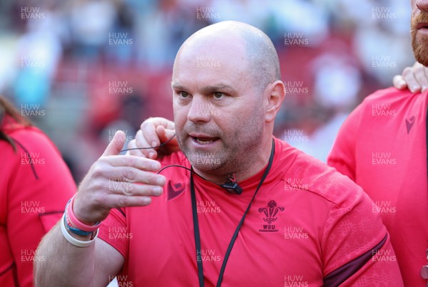 250426 - England v Wales, 2026 Guinness Women’s 6 Nations - Sean Lynn, Wales Women head coach speaks to the players at the end of the match