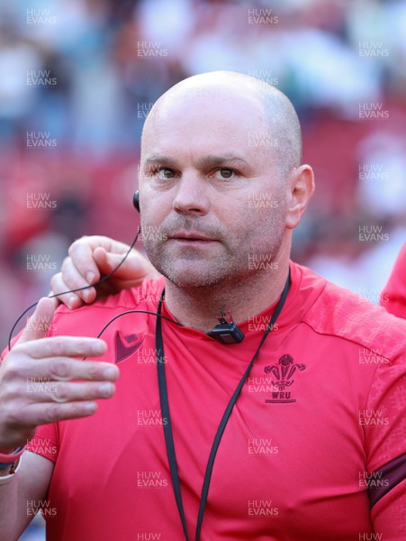 250426 - England v Wales, 2026 Guinness Women’s 6 Nations - Sean Lynn, Wales Women head coach speaks to the players at the end of the match