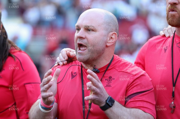 250426 - England v Wales, 2026 Guinness Women’s 6 Nations - Sean Lynn, Wales Women head coach speaks to the players at the end of the match