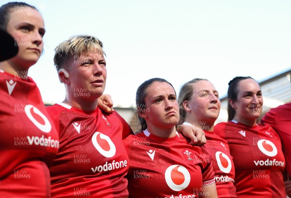 250426 - England v Wales, 2026 Guinness Women’s 6 Nations - Branwen Metcalfe of Wales, Donna Rose of Wales, Kayleigh Powell of Wales, Molly Reardon of Wales and Courtney Keight of Wales listen to Sean Lynn, Wales Women head coach at the end of the match