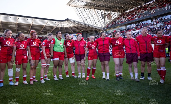 250426 - England v Wales, 2026 Guinness Women’s 6 Nations - Wales team members at the end of the match