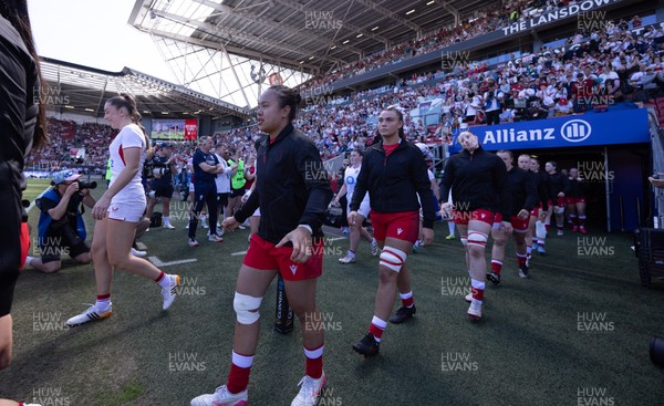 250426 - England v Wales, 2026 Guinness Women’s 6 Nations - Jenna De Vera of Wales walks out at the start of the match