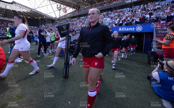 250426 - England v Wales, 2026 Guinness Women’s 6 Nations - Seren Singleton of Wales walks out at the start of the match
