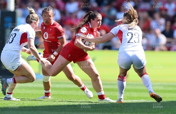 250426 - England v Wales, 2026 Guinness Women’s 6 Nations - Kayleigh Powell of Wales takes on Jess Breach of England 