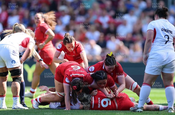 250426 - England v Wales, 2026 Guinness Women’s 6 Nations - Wales win the ball