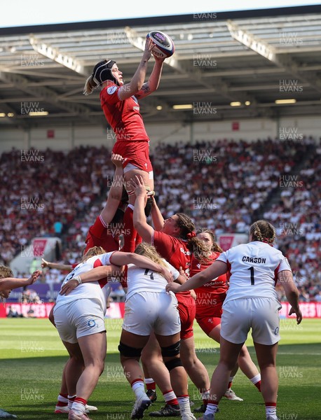250426 - England v Wales, 2026 Guinness Women’s 6 Nations - Bethan Lewis of Wales wins a lineout