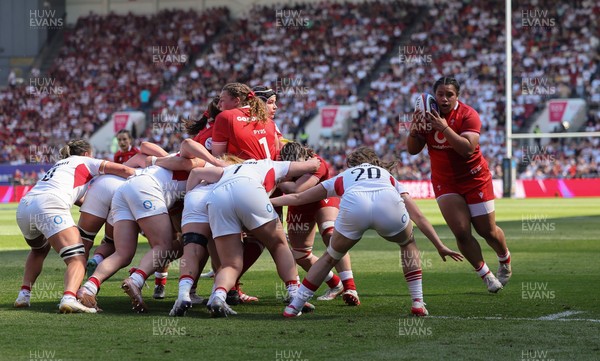 250426 - England v Wales, 2026 Guinness Women’s 6 Nations - Sisilia Tuipulotu of Wales charges forward to set up a try for Kelsey Jones of Wales