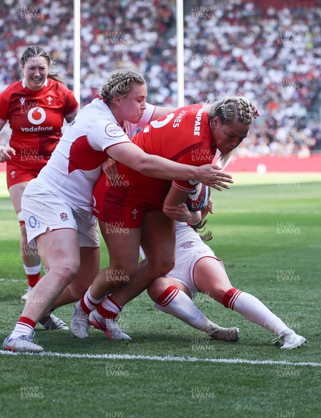 250426 - England v Wales, 2026 Guinness Women’s 6 Nations - Kelsey Jones of Wales powers over to score try