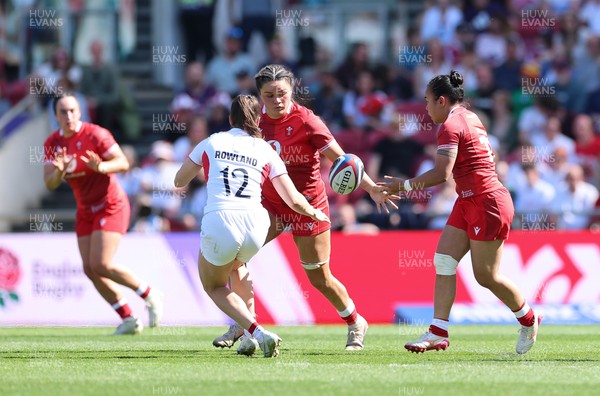 250426 - England v Wales, 2026 Guinness Women’s 6 Nations - Jenna De Vera of Wales passes to Jorja Aiono of Wales