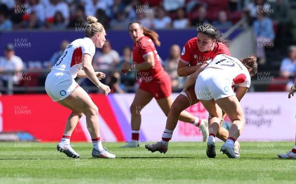 250426 - England v Wales, 2026 Guinness Women’s 6 Nations - Jorja Aiono of Wales takes on Helena Rowland of England 