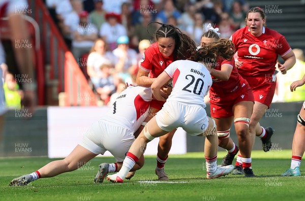 250426 - England v Wales, 2026 Guinness Women’s 6 Nations - Jorja Aiono of Wales takes on Mackenzie Carson of England and Demelza Short of England 