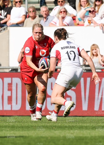 250426 - England v Wales, 2026 Guinness Women’s 6 Nations - Kelsey Jones of Wales takes on Helena Rowland of England 
