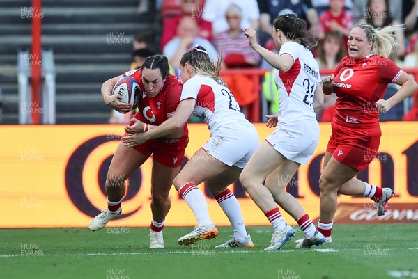 250426 - England v Wales, 2026 Guinness Women’s 6 Nations - Courtney Keight of Wales takes on Jess Breach of England 