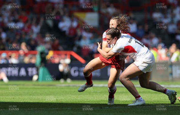 250426 - England v Wales, 2026 Guinness Women’s 6 Nations - Jasmine Joyce of Wales and Helena Rowland of England compete for the ball